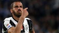 Bek Juventus, Leonardo Bonucci, merayakan gol yang dicetaknya ke gawang Genoa pada laga Serie A di Stadion Juventus, Turin, Minggu (23/4/2017). (AFP/Marco Bertorello)