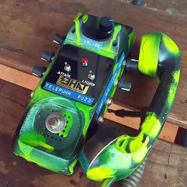 Salah satu produk hasil daur ulang dari pesawat telepon bekas yang diubah menjadi efek gitar fuzz.