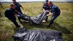 Petugas dari Ukraina mengangkat jenazah korban kecelakaan pesawat Malaysia Airlines MH17 di Grabovo, Donetsk, Ukraina (REUTERS/Maxim Zmeyev) 