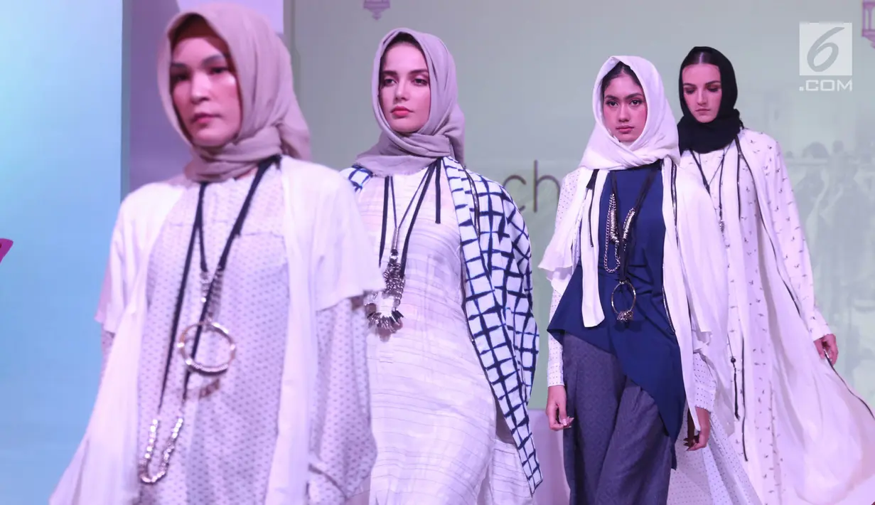 Sejumlah membawakan koleksi desainer IFC dalam Fimela Fuchsia Market 2018 di Kota Kasablanka, Jakarta, Sabtu (26/5). Desainer tersebut adalah Hannie Hananto, Lisa Fitria, Elemwe, Najua Yanti, Ali Charisma, dan Monika Jufry. (Liputan6.com/Arya Manggala)
