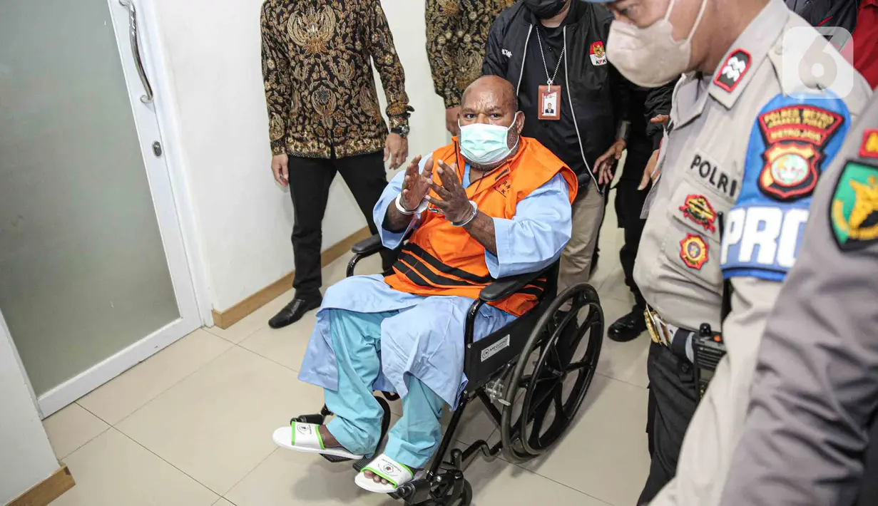 Gubernur Papua Lukas Enembe menggunakan rompi tahanan dihadirkan saat rilis KPK di Paviliun Kartika, Rumah Sakit Pusat Angkatan Darat (RSPAD) Gatot Subroto, Jakarta, Selasa (10/1/2023). Lukas Enembe dihadirkan KPK saat rilis terkait kasus dugaan korupsi pemberian gratifikasi proyek infrastruktur di Provinsi Papua. (Liputan6.com/Faizal Fanani)