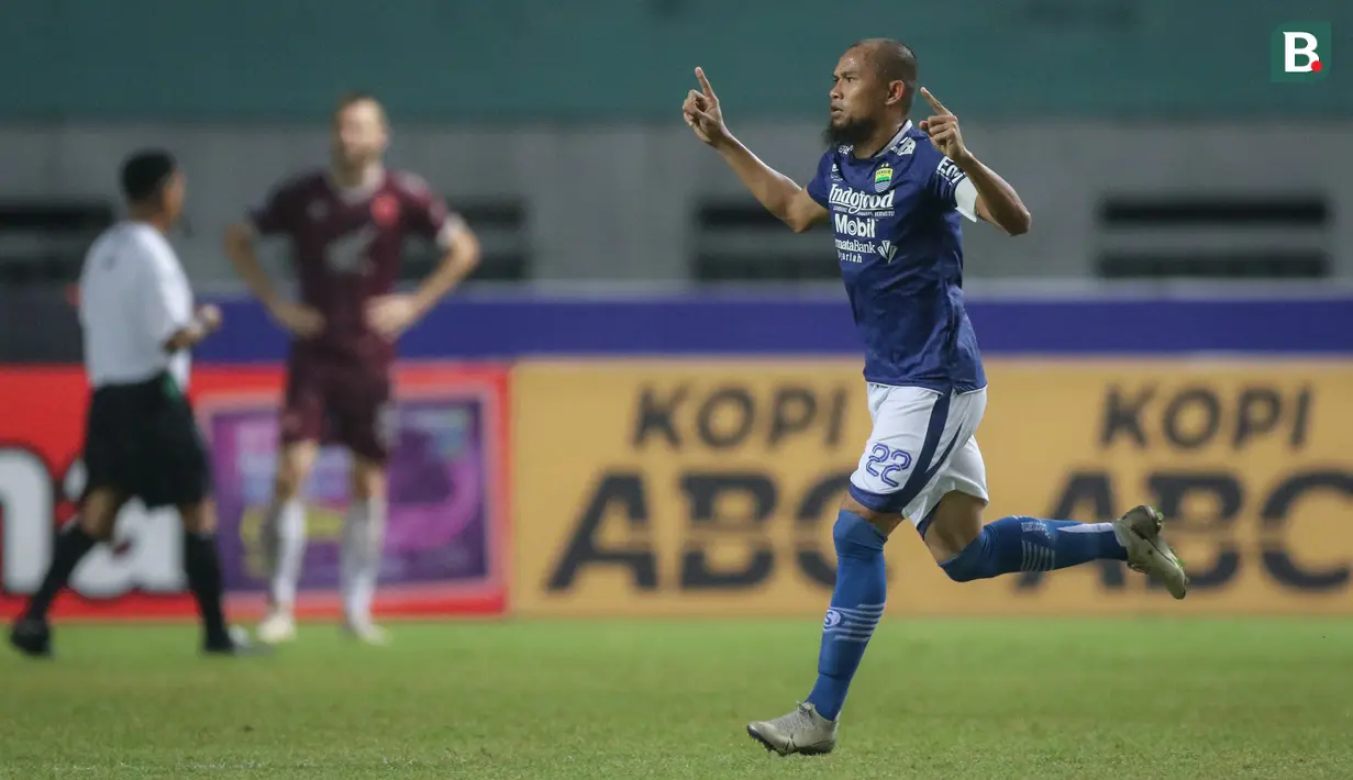 Pemain Persib Bandung, Supardi Nasir merayakan gol bunuh diri pemain PSM Makassar dalam laga pekan ke-6 BRI Liga 1 2021/2022 di Stadion Wibawa Mukti, Cikarang, Sabtu (02/10/2021) WIB. Kedua tim bermain imbang 1-1. (Bola.com/Bagaskara Lazuardi)