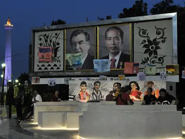 Warga bersantai di Taman Pandang Istana, Jakarta, Rabu (3/8). Taman Pandang Istana dibangun sebagai tempat bagi pengunjuk rasa yang beraksi di depan Istana Merdeka di Jalan Medan Merdeka Utara, Jakarta Pusat . (Liputan6.com/Yoppy Renato)