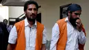 Dua WN India, Manjeet Singh (kiri) dan Harvinder Singh tiba untuk menjalani sidang di Pengadilan Denpasar, Bali, Kamis (19/12/2019). Keduanya didakwa dengan menyelundupkan 2,7 kilogram sabu ke Bali dan terancam hukuman maksimal pidana mati. (SONNY TUMBELAKA / AFP)