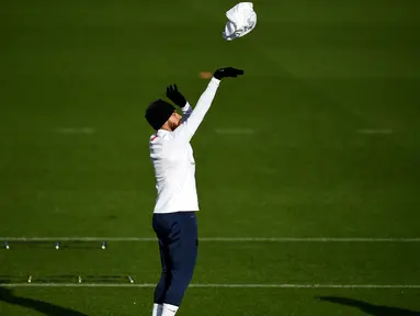 Penyerang Paris Saint-Germain (PSG), Neymar melempar kaos saat mengikuti sesi latihan tim di Saint-Germain-en-Laye (10/12/2019). PSG akan bertanding melawan wakil Turki, Galatasaray pada Grup A Liga Champions di Parc des Princes. (AFP/Franck Fife)