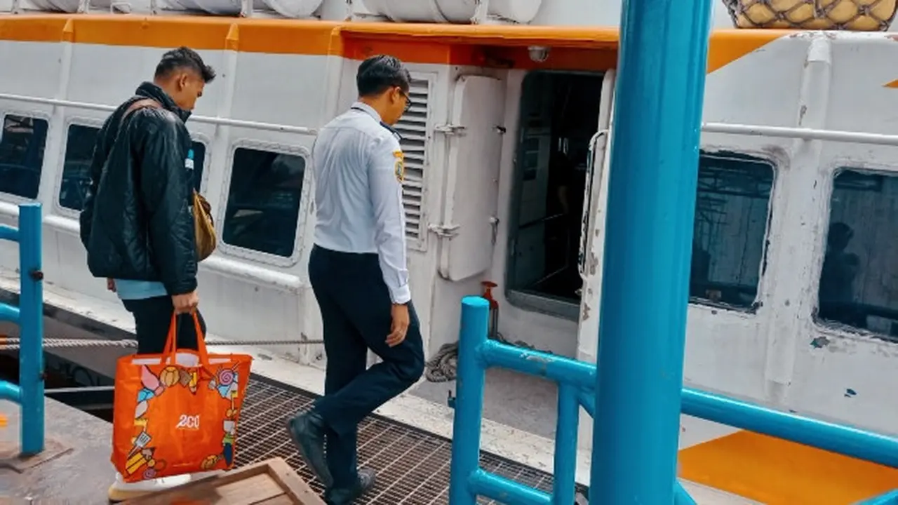 Warga Malaysia dikawal petugas Kantor Imigrasi Dumai untuk dikembalikan ke negara asalnya.