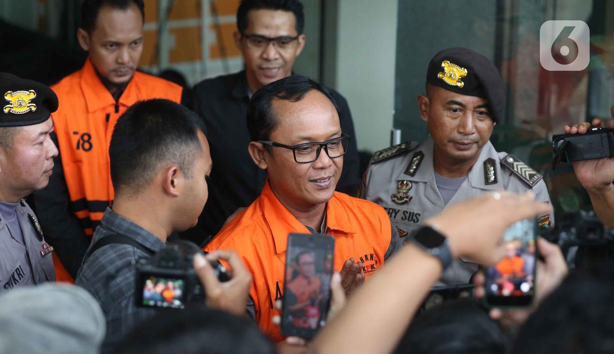 Bupati Lampung Tengah, Ardito Wijaya berjalan menuju mobil tahanan usai dihadirkan pada rilis penetapan status tersangka sekaligus penahanan di Gedung Merah Putih Komisi Pemberantasan Korupsi (KPK), Jakarta, Kamis (11/12/2025). (Liputan6.com/Helmi Fithriansyah)