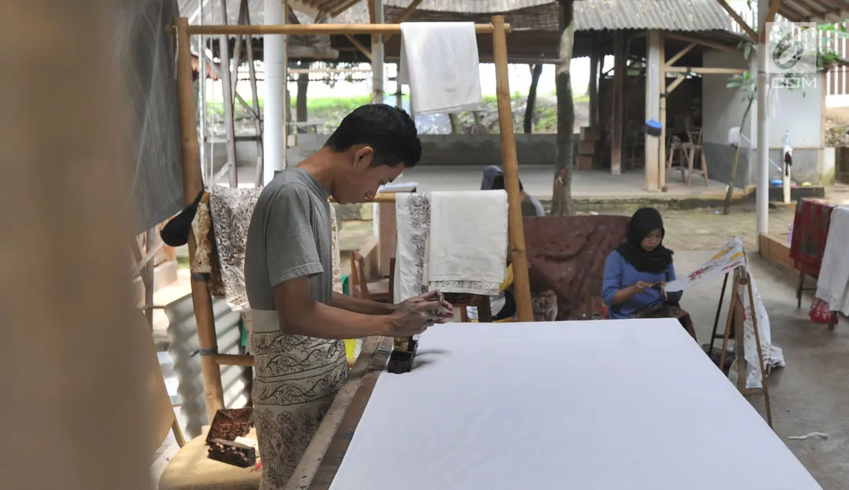 <p>Perajin membuat batik cap dan tulis khas Betawi di rumah produksi Keluarga Batik Betawi, Setu Babakan, Jakarta Selatan, Minggu (10/3). Usaha ini sekaligus melestarikan batik tradisional di tengah gempuran batik printing. (merdeka.com/Arie Basuki)</p>