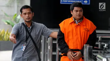 Tangan kanan mantan Bupati Labuhanbatu Pangonal Harahap, Umar Ritonga (kanan) tiba di Gedung KPK, Jakarta, Senin (29/7/2019). Umar Ritonga diperiksa sebagai tersangka terkait membawa lari uang Rp 500 juta dugaan suap proyek di lingkungan Pemda Labuhanbatu. (merdeka.com/Dwi Narwoko)