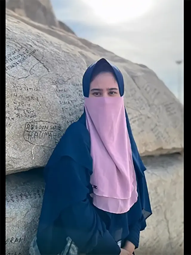 Potret Tisaa Biani saat umrah, cantik dan didoakan istiqomah berhijab