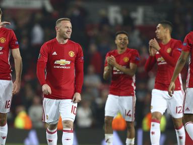 Para pemain Manchester United merayakan kemenangan setelah lmenang agregat atas Celta Vigo pada semifinal Liga Europa di Old Trafford, Manchester (11/5/2017). Manchester United menang agregat 2-1. (AP/Dave Thompson)