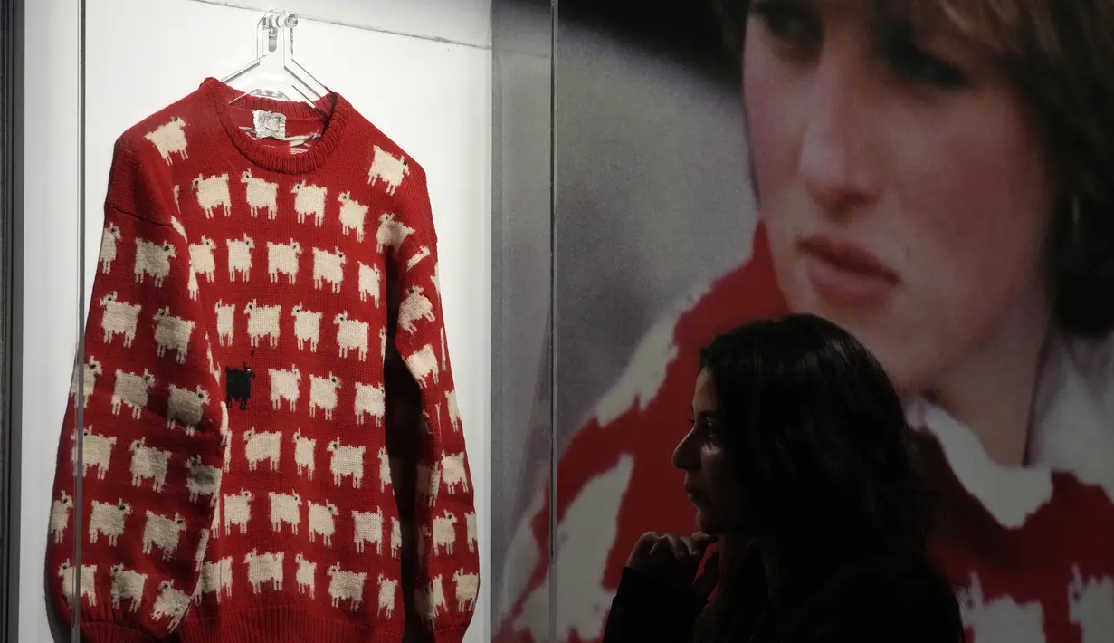 Sotheby's memperkirakan akan menjual sweater ini mulai dari USD 50.000 hingga USD 80.000 atau sekitar RP 752 juta hingga Rp 1,2 miliar. (AP Photo/Frank Augstein)