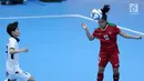 Pemain timnas futsal putri Indonesia Fitri Rosdiana menyudul bola saat berlaga melawan Thailand di SEA Games 2017 di Selangor, Malaysia, Jumat (25/8). Timnas futsal putri Indonesia bermain imbang dengan skor 2-2. (Liputan6.com/Faizal Fanani)