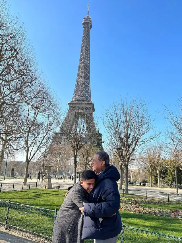 6 Potret Kebersamaan Fadil Jaidi dan Pak Muh di Paris, Seru Banget