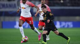 Pemain Real Madrid, Brahim Diaz (kanan) menggiring bola dibayangi sejumlah pemain RB Leipzig pada laga leg pertama 16 besar Liga Champions 2023/2024 di Red Bull arena stadium, Leipzig, Jerman, Rabu (14/02/2024) dini hari WIB. (AFP/Odd Andersen)