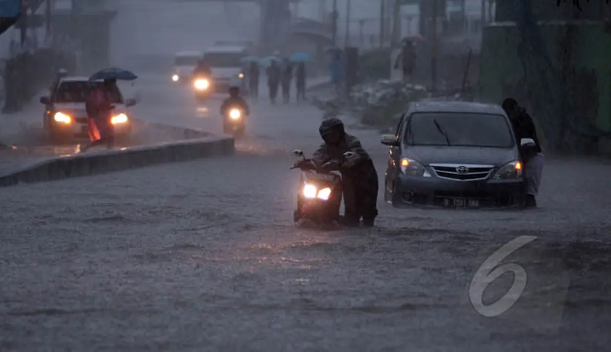 Hujan yang mengguyur Jakarta sejak semalam membuat kawasan GUnung Sahari terendam banjir, Jakarta, Senin (9/2/2015).  (Liputan6.com/Faizal Fanani)