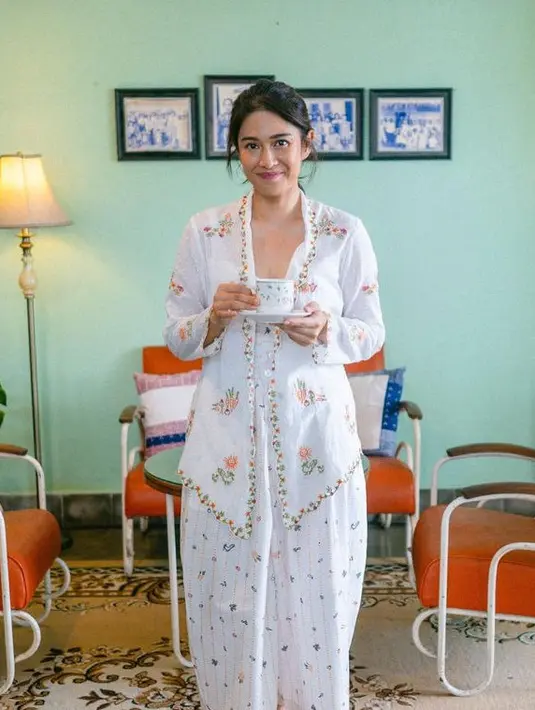 Sejauh Mata Memandang juga kerap membuat koleksi wastra Indonesia yang lebih modern. Seperti kebaya putih yang dikenakan Dian Sastrowardoyo. [@therealdisastr]