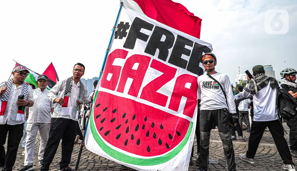 Warga mengikuti aksi damai Bela Palestina di kawasan Monas, Jakarta, Minggu (5/11/2023). (Liputan6.com/Faizal Fanani)