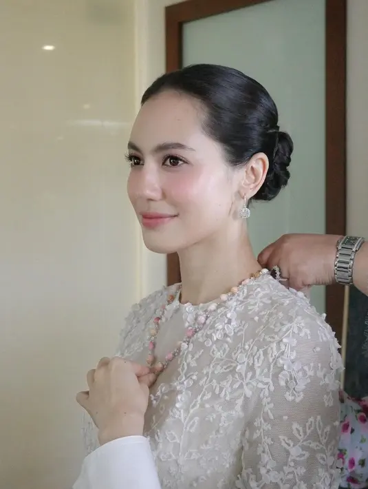 Kulitnya tampak bercahaya dengan complexion tipis, riasan mata yang lembut namun memikat, dipadukan dengan blush on dan lipstik bernuansa pink yang membuat penampilannya terlihat segar, lembut, nan romantis. [@pevpearce/@andisoon]