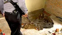 Lubang penyimpanan bahan peledak di rumah kontrakan teroris yang ditangkap sebelumnya, di Kelurahan Kampung Mulia, Banda Aceh.(Antara)