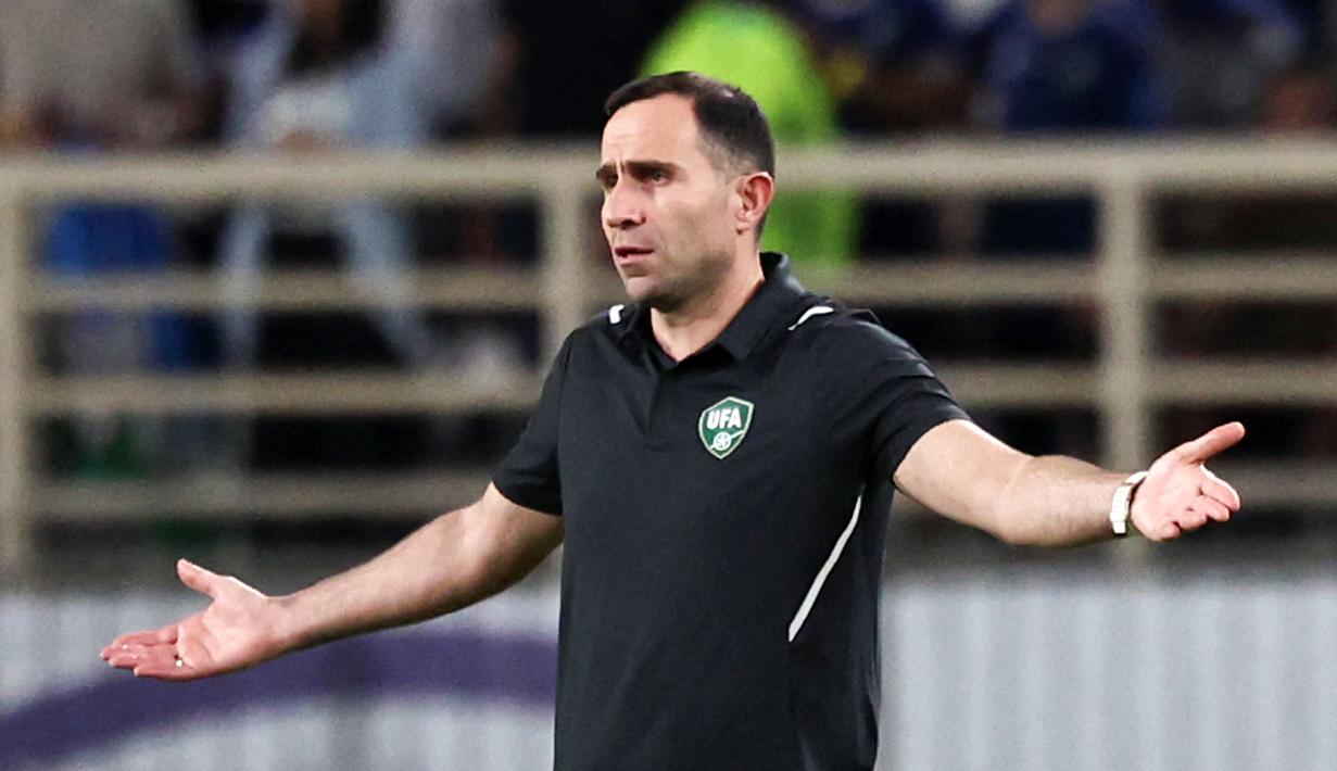 Pelatih berusia 44 tahun ini sukses membantu White Wolves merebut tiket ke Piala Dunia 2026 untuk pertama kali dalam sejarah. Sayangnya, pada 6 Oktober 2025, UFA melengserkan Kapadze dengan menunjuk Fabio Cannavaro sebagai pelatih kepala, menjadikan Kapadze sebagai asisten pelatih. (AFP/Fadel SENNA)