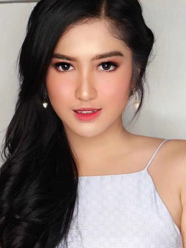 FOTO: Gaya Ochi Rosdiana dengan Makeup Tebal, Memesona