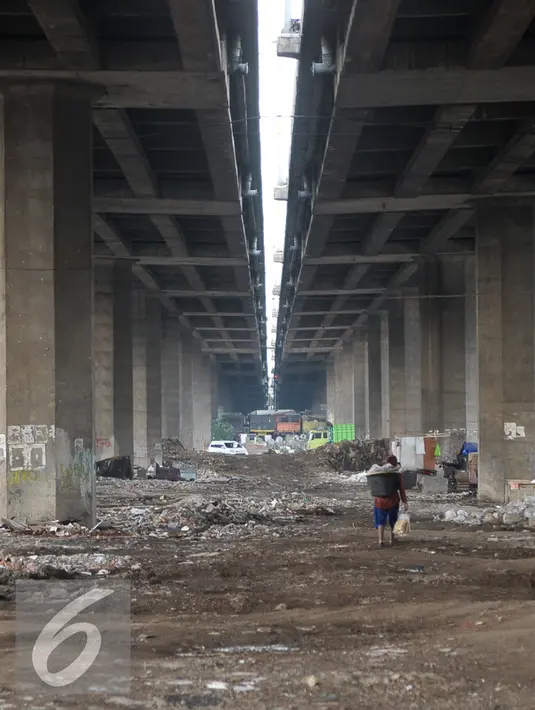 Suasana kolong Tol Sedyatmo, Jakarta, Jumat (16/9). Sebelumnya, 50 bangunan liar (bangli) di bawah kolong Tol Sedyatmo, Penjaringan kembali ditertibkan Pemkot Jakut. (Liputan6.com/Yoppy Renato)