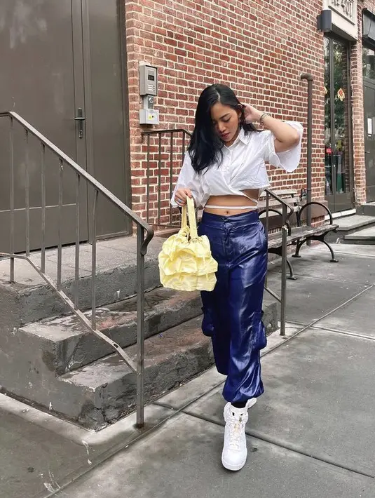 Untuk atas ia memilih bushwick cropped top putih dari Saint York seharga Rp375 ribu, dipadukan dengan cargo pants biru metalik dari Dua Awan seharga Rp495 ribu. Hand bag kuning dari Semata seharga Rp310 ribu melengkapi OOTD ibu dua anak ini. Instagram @Rachelvennya