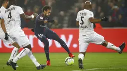 Neymar (tengah) mencoba melakukan tembakan melewati adangan pemain Caen pada lanjutan Ligue 1 Prancis di Parc des Princes stadium, Paris, (20/12/2017). PSG menang 3-1. (AP/Francois Mori)