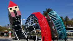Halte bus yang berbentuk rumah ular ini dirancang oleh Dennis Oppenheim. Halte ini disebut sebagai simbol metamorfosis bus menjadi rumah. Tujuannya untuk mengingatkan penumpang agar segera pulang. (www.flickr.com)