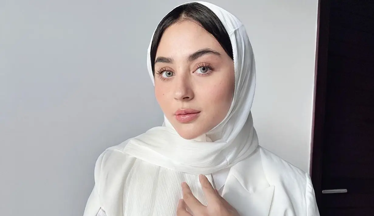 Usai menjalani ibadah umrah, Margin Wieheerm memutuskan untuk mantap berhijab. Sahabat Lesti Kejora itu  sukses membuat banyak warganet terpesona. Kecantikan parasnya yang kian terpancar, benar-benar membuat warganet dan rekan sesama selebriti jadi kagum. (Liputan6.com/IG/@marginw)