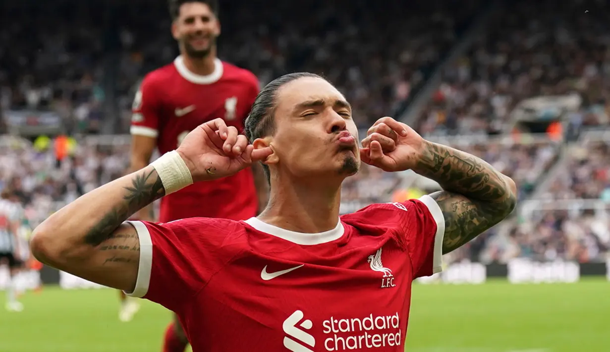 Skor imbang seharusnya sudah cukup memuaskan, tapi Liverpool tambah satu lagi. Menit ke-90+3, Nunez kembali mencetak gol sekaligus membalikkan kedudukan. Umpan Salah diteruskan tembakan Nunez ke tiang jauh. Gol! Newcastle 1-2 Liverpool. (Owen Humphreys/PA via AP)