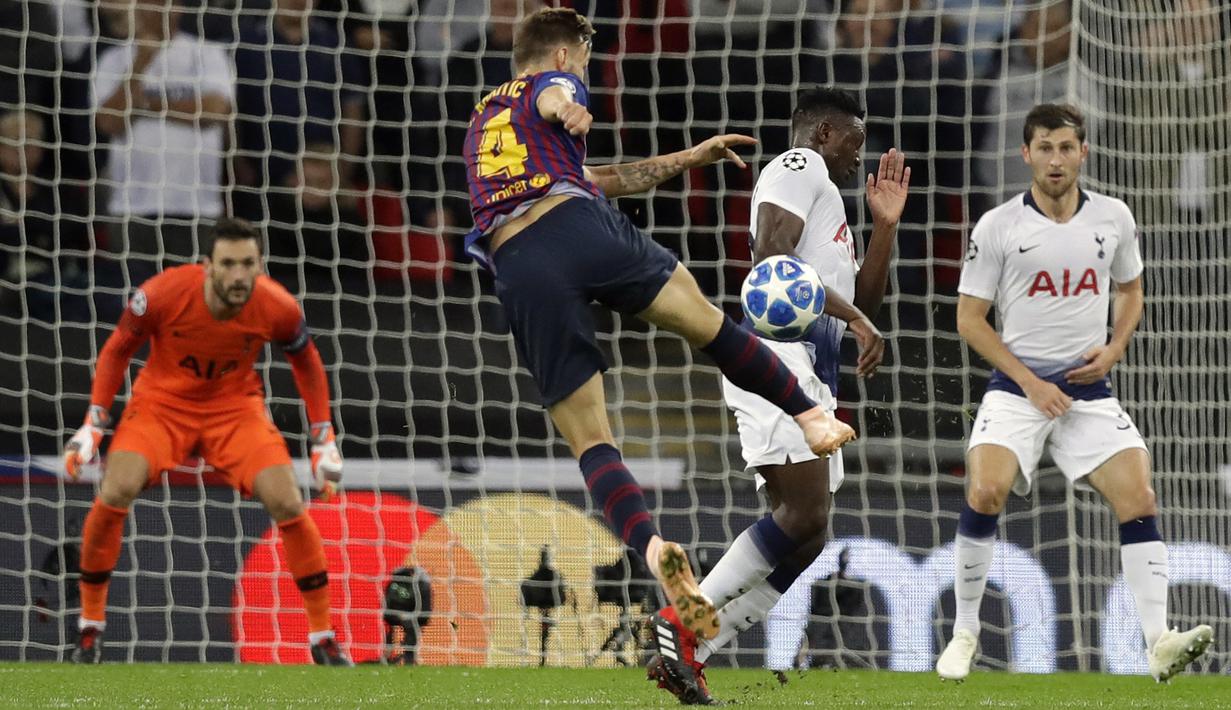 Gelandang Barcelona, Ivan Rakitic, melepaskan tendangan ke gawang Tottenham Hotspur pada laga Liga Champions di Stadion Wembley, Rabu (3/10/2018).  Barcelona menang 4-2 atas Tottenham Hotspur. (AP/Frank Augstein)