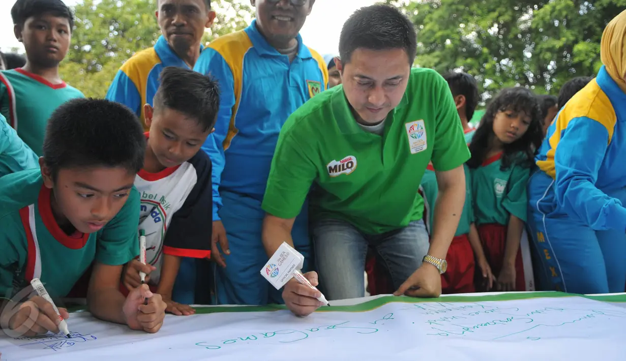 Ricky Subagja bersama puluhan siswa SD di kawasan Jakarta Selatan ambil bagian dalam ‘Gerakan Energi Merah Putih untuk Indonesia’, Jakarta, Kamis (28/5/2015). (Liputan6.com/Herman Zakharia)