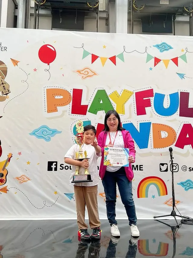 Ali terima piala lomba sempoa