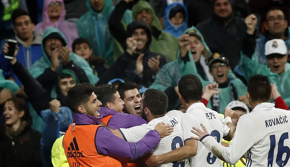 Ekspresi kegembiraan pemain Real Madrid merayakan gol saat melawan Athletic Bilbao pada lanjutan La Liga di Santiago Bernabeu stadium, Madrid, senin (23/10/16) dini hari WIB. (AP/Daniel Ochoa de Olza)