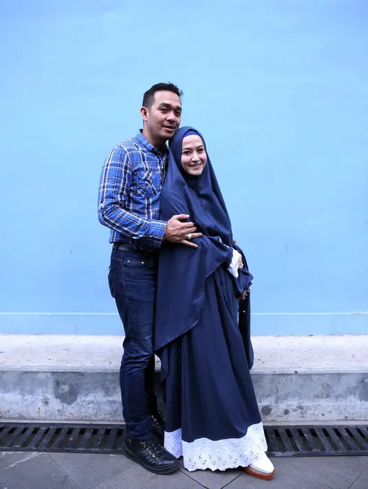 Berbeda dengan sang suami yang masih sibuk menjalankan syuting stripping. Perempuan 36 tahun berusaha selalu menyiapkan makanan kesukaan suaminya. (Nurwahyunan/Bintang.com)