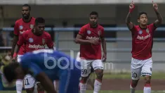 Striker Bali United, Irfan Bachdim, merayakan gol yang dicetaknya ke gawang Persib Bandung pada laga uji coba di Stadion GBLA Bandung, Jawa Barat, Sabtu (8/4/2017). Persib kalah 1-2 dari Bali United. (Bola.com/Vitalis Yogi Trisna)