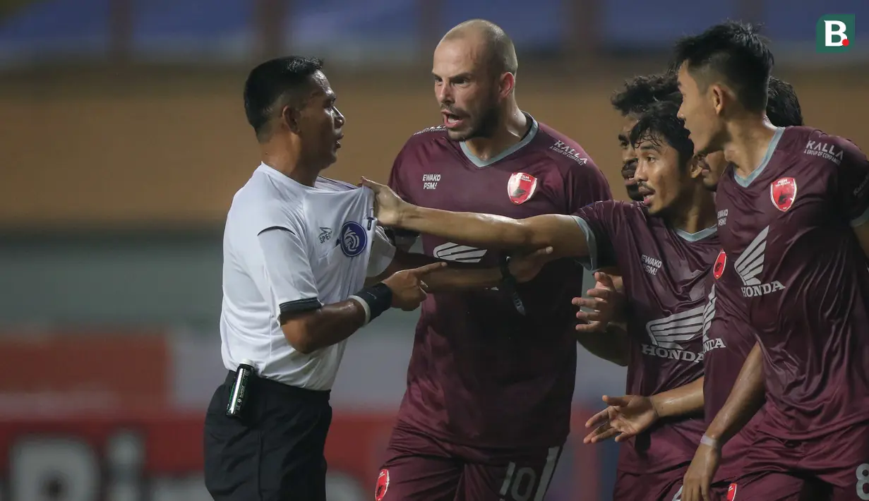 Sejumlah pemain PSM Makassar bersitegang dengan wasit Rully Ruslin Tambuntina saat melawan Persib Bandung dalam laga pekan ke-6 BRI Liga 1 2021/2022 di Stadion Wibawa Mukti, Cikarang, Sabtu (02/10/2021) WIB. Kedua tim bermain imbang 1-1. (Bola.com/Bagaskara Lazuardi)