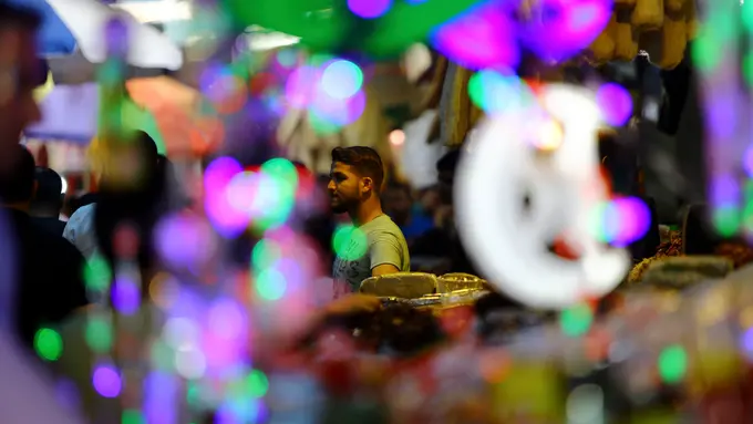 20170525-Sambut Ramadan, Warga Palestina Berburu Lentera-AP