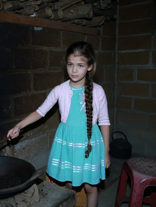 Isabella pemeran Elif tergoda untuk campur tangan langsung dalam proses pengolahan kopi luwak. Gadis kecil ini langsung jatuh cinta dan berusaha mencari tahu apapun tentangnya. (Deki Prayoga/Bintang.com)