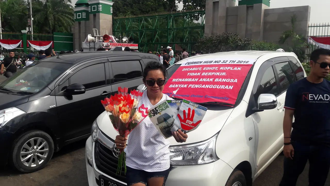 Para pengemudi transportasi berbasis aplikasi atau online melakukan aksi di depan Gedung DPR/MPR/DPD Senayan, Jakarta Pusat.