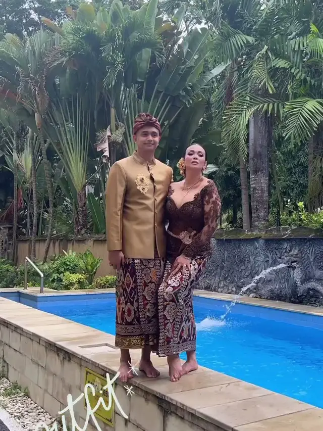 [Fimela] 6 Potret Jennifer Jill Istri Ajun Perwira Kenakan Kebaya Bali