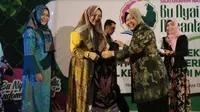 Wali Kota Surabaya Tri Rismaharini (Risma) membagikan scarf sutra buatan UMKM Dolly binaan Pemkot kepada para Bu Nyai (Foto:Liputan6.com/Dian Kurniawan)