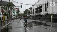 Pesepeda berolahraga di Kota Tua saat uji coba penerapan zona rendah emisi, Jakarta, Minggu (20/12/2020). Selama penerapan zona rendah emisi, kawasan Kota Tua hanya bisa dilalui pejalan kaki, pesepeda, angkutan umum, dan kendaraan khusus yang lulus uji emisi. (Liputan6.com/Faizal Fanani)