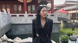 Di tengah badai rumah tangganya, gaya Agnes tetap mencuri perhatian. Penyanyi lagu “Mengemis Padaku” ini dikenal kerap mengenakan tas mewah dalam berbagai kesempatan. Dari acara eksklusif hingga sekadar jalan-jalan, ia selalu tampil dengan koleksi fashion berkelas. (Liputan6.com/IG/@agnes_jennifer)