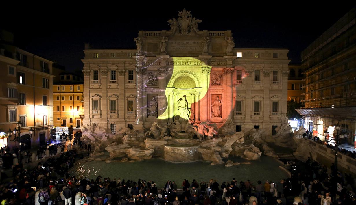 Air Mancur Trevi Fountain disinari dengan warna bendera Belgia (hitam, kuning, dan merah), di Roma, Italia, Selasa (22/3). Hal itu sebagai bentuk penghormatan terhadap korban serangan bom Brussels. (REUTERS/Stefano Rellandini)