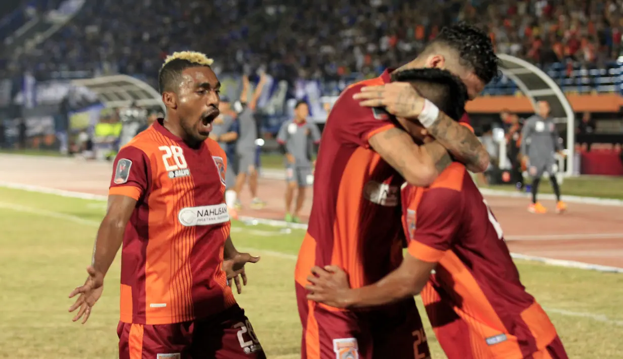 Pemain Borneo FC merayakan gol Arpani ke gawang Persib dalam laga leg pertama perempatfinal Piala Presiden 2015 di Stadion Segiri, Samarinda, Minggu (20/9/2015). (Bola.com/M. Ridwan)