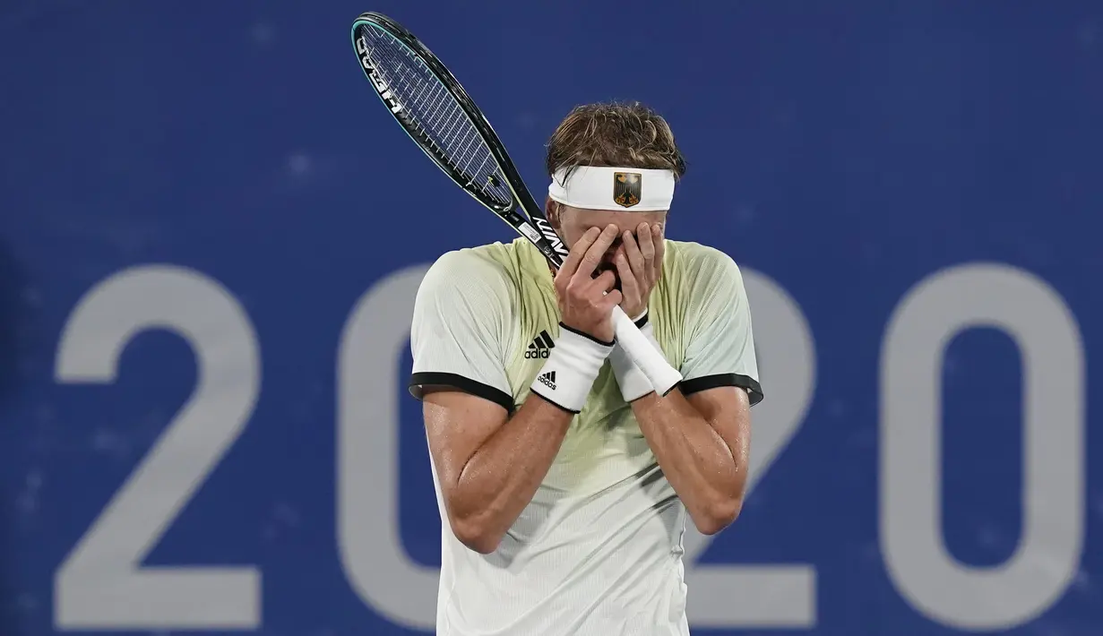 Petenis Jerman Alexander Zverev bereaksi setelah mengalahkan petenis Serbia Novak Djokovic pada babak semifinal tenis putra Olimpiade Tokyo 2020 di Tokyo, Jepang, Jumat (30/7/2021). (AP Photo/Patrick Semansky)