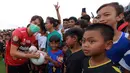 Pemain Bali United, Gavin Kwan Adsit, menyerahkan bola kepada pesepak bola cilik di Training Ground Bali United, Gianyar, Senin (28.03/2022). (Bola.com/ M Iqbal Ichsan)